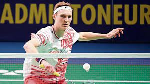 Badminton courts have a length of 44' (13.4 m), but double courts are 20' (6.1 m) wide while single courts are reduced to 17' (5.18 m. Swiss Open Die Nummer 2 Der Badminton Weltrangliste Im Grossen Interview Mandarin Zu Lernen Zollt Den Fans Respekt