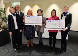 Vr Bank Eg Steinlach Wiesaz Harten Spendet 2 000 Euro Tubinger Hospizdienste E V