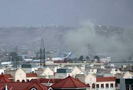Duas explosões nos arredores do aeroporto de cabul, no afeganistão, deixaram ao menos 60 mortos e cerca de 140 feridos, de acordo com . Ftnwsdh 7vg5xm