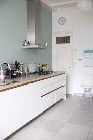 keuken wit greeploos hout strak design rvs inspiratie kitchen inspirations home kitchens kitchen interior