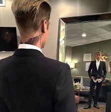 Justin Bieber Neues Flugel Tattoo Am Hals Justin Bieber Tattoos Justin Bieber Tattoo Hals