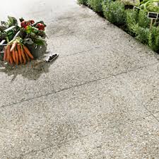 On a réalisé un béton composé de marbre concassé à la dimension de la j. Dalle Gravillons Fond Gris 40 X 40 Cm Castorama