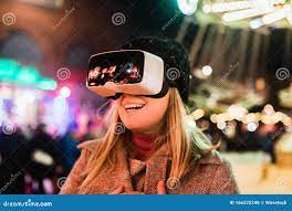 美丽的微笑女性用VR眼镜感受难以置信的感觉库存照片. 图片包括有事实, 镜片, 人员, 乐趣, 蠢材- 166525248