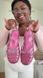 Melissa Clear's Instagram, Twitter & Facebook