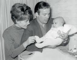 How does william shatner look so young? Star Trek William Shatner Schwappt Alles Uber Seine Scheidung Und Seinen Herzschmerz Aktuelle Boulevard Nachrichten Und Fotogalerien Zu Stars Sternchen