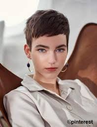 J'ai le visage plutot rond, surtout de bonnes joues et je suis tres tentée de me couper les cheveux pour cet été. Coupe Courte Femme Les Tendances De 2021 Lifestylia Com