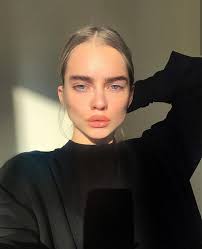 Как думаете, достойна ли она быть моделью? Анон