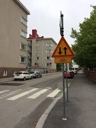 Tällöin ei kuitenkaan riitä, että ajorata on yksisuuntainen vaan väylän tulee kokonaisuudessaan olla yksisuuntainen. Yksisuuntaisen Tien Merkki