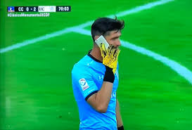 Dituro nationality argentina date of birth 6 may 1987 age 34 country of birth argentina place of birth bigand position goalkeeper height 189 cm weight 83 kg. El Festival De Webeos Que Dejo La Imagen De Dituro Con Un Celular En Pleno Partido Entre La Uc Y Colo Colo