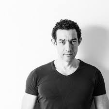 Il a d'abord connu une scolarité difficile avant d'obtenir une licence de sciences politiques. Thomas Gunzig Passa Porta