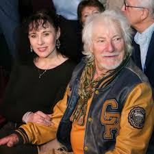 Le chanteur hugues aufray a fait une apparition aux côtés de sa maîtresse muriel. Hugues Aufray Evoque Sa Nouvelle Vie A 90 Ans Avec Sa Jeune Maitresse Muriel Femme Actuelle Le Mag