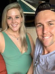 RR के ट्रेंट बोल्ट की हॉट वाइफ की फ़ोटोज़ और लव स्टोरी