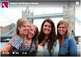 They are conjoined twins which means they are they are amazingly coordinated, abby controls the right side of their body while brittany controls the left. Die Siamesischen Zwillinge Abby Und Brittany Hensel Sind 27 Jahre Alt Und Treffen Jetzt Eine Lebensverandernde Entscheidung