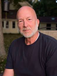 Tengo que admitir que estoy un poco triste, George se ha afeitado la barba  hoy. Un buen amigo dijo que se parecía un poco a Bruce Willis. Creo que George  lo usó