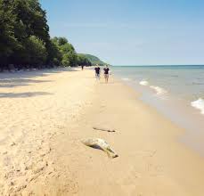 Strandmadrass med nackkudde och praktiskt bärhandtag. Sveriges Vackraste Strand Halloj Varlden