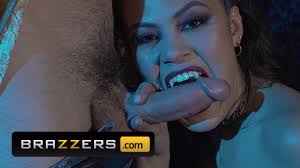 Brazzers - Kendra Spade vampire aux petits seins se fait baiser par un dilf