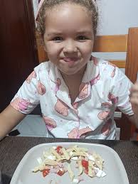 Niña disfrutando lentejas con chorizo y patata