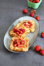 Puddingteilchen Mit Frischen Erdbeeren Bake To The Roots Rezept Pudding Teilchen Blatterteig Rezepte Suss Erdbeeren