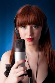 Una Mujer Joven Y Muy Bella Canto Fotos, retratos, imágenes y fotografía de  archivo libres de derecho. Image 14326370