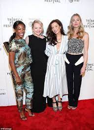 Elisabeth Moss And Alexis Bledel Attend The Handmaid S Tale Premiere Elisabeth Moss Yvonne Strahovski Handmaids Tale