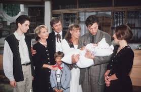 Oktober 1994 in münchen) ist eine deutsche schauspielerin und sängerin. Forsthaus Falkenau Die Darsteller Damals Und Heute