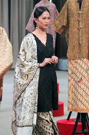 Oscar Lawalata Black Kebaya Elegant Pakaian Wanita Pakaian Modis