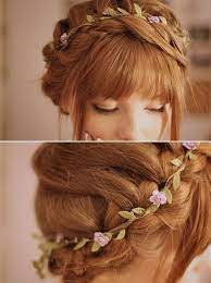 5 Gorgeous Ways To Wear Flowers In Your Hair Can You Stand This Much Prettiness Geflochtene Frisuren Flechtfrisuren Hochsteckfrisuren Lange Haare