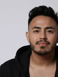 El guerrero avanza incluso cuando el miedo camina a su lado.