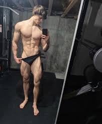 He's racked up over one million followers on instagram and 800,000 subscribers on youtube, showcasing his extreme fitness transformation from skinny kid to totally shredded on both platforms. Graham Smith Auf Twitter David Laid