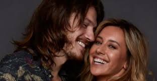 Após foto com mão na barriga, Cris Dias e Caio Paduan aumentam boatos de  gravidez