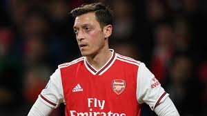 Fenerbahçe'nin yıllardır gündeminde olan ve taraftarların hayalini süsleyen mesut özil, 'çubuklu' formayı giymeye çok yakın. Fenerbahce Agree In Principle To Sign Ozil From Arsenal Turkish Media