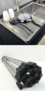 Un Egouttoir Pliable Et Enroulable En Acier Inoxydable Pour Gagner De L Espace Sechage Sur L Evie Kitchen Space Savers Bakeware Organization Kitchen Essentials