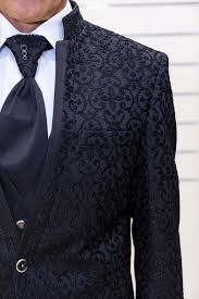 Le proposte dei migliori brand del settore bridal per il 2019 propongono abiti in total white alternati a numerose proposte in tonalità molto diverse e nelle più svariate sfumature. Abito Da Sposo Slim Fit Modello Guru In Colore Blu E Nero Musani Cerimonia