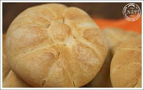 Scalda poco 300 ml di acqua e sciogli 3 g di lievito di birra fresco, aggiungi un cucchiaino di zucchero. Pane Fatto In Casa Con Lievito Madre Www Nonsolopiccante It