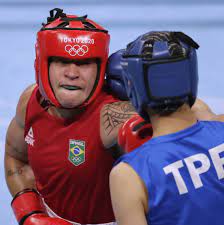 Bia ferreira fica com a prata e faz história no boxe feminino beatriz ferreira (esq), a irlandesa kellie anne harrington (ouro) e a finlandesa mira marjut (bronze) buda mendes/ap Beatriz Ferreira Vence Estreia E Avanca As Quartas Do Boxe Feminino