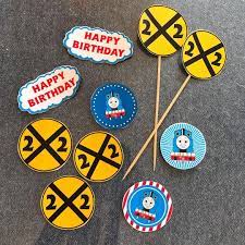 2歳 2歳誕生日 2歳バースデー 追記 送り先決まりました これからお誕生日を迎えるトーマス好きな子に 先日のパーティーで余ったピックにつける飾り もし欲しい人いればコメントでもメッセージでも下さい プレゼントしまーす 誕生日