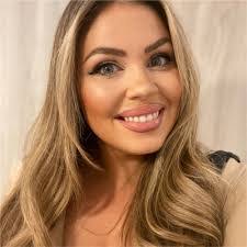 Leona Wray's Instagram, Twitter & Facebook