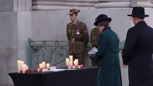 Royals pause to remember fallen Anzacs in London