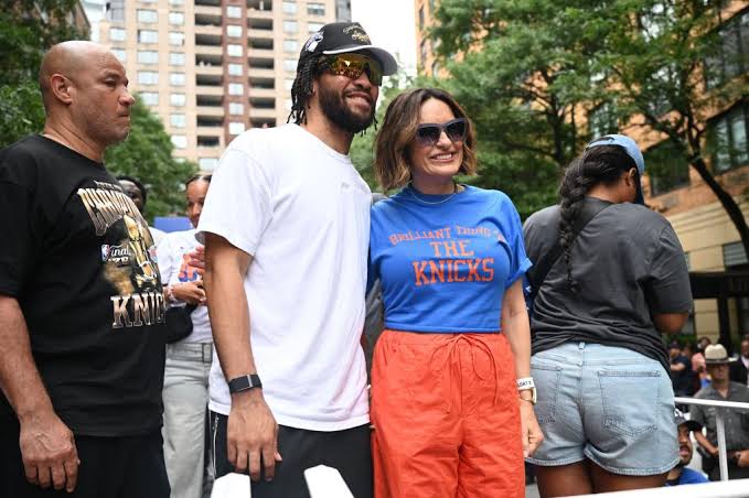 Jalen Brunson lifts Larry O'Brien trophy with wife, daughter at Knicks parade