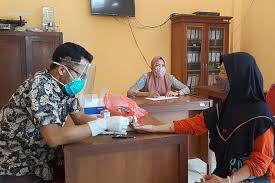 Banyak karyawan kios di pasar yang terkenal sebagai pusat grosir pakaian di jawa tengah itu mulai membuka toko. Pedagang Pasar Jekulo Kudus Meninggal Sejumlah Pedagang Jalani Tes Cepat Corona Antara Jateng