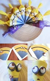 Schultüte zuckertüte minions minion gefängnis sträfling plüsch unikat 105 cm. Passend Zur Grossen Zuckertute Hier Die Kleinen Fur Den Zuckertutenbaum Und Ja Die Augen Sind Wieder Button Zuckertutenbaum Minions Geburtstag Diy Schule