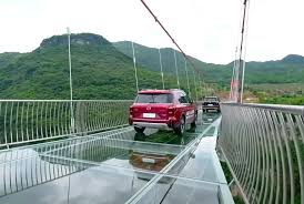 The glass platform hangs 32.8 metres out from the cliff, 11 meters longer than the grand canyon i will come to china in august 2019. World S Longest Glass Bridge Opens In China S Three Gorges Scenic Area Techeblog