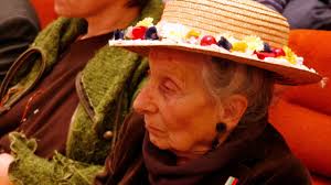 Σήμερα η τιτίκα σαριγκούλη, κοιτάζει τα αποκαΐδια του σπιτιού της. Titika Sarigkoylh Kalesma Sthri3hs Toy Kke Ekloges Genarhs 2015 Youtube