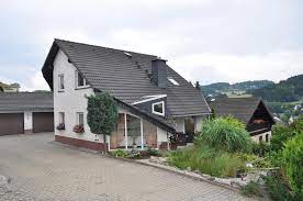 Obergeschoss rechts über einen großzügigen flur gelangen sie in das schöne helle wohnzimmer, kinderzimmer oder eßzimmer sowie schlafzimmer. Kehrer Wohnung Schwarzenberg