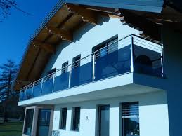 Balkongelander Aus Edelstahl Fullung Aus Glas Grau Mit Edelstahlseile Balkon Gelander Design Balkongelander Edelstahl Balkon Glas