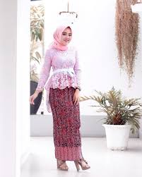 Potongan seksi namun elegan pada model atasan kebaya brokat. 60 Model Kebaya Brokat Modern Modifikasi Terbaru 2020 Bergaya