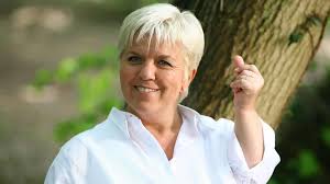 Vous pouvez laisser vos messages à mimie sur le site officiel de. Josephine Ange Gardien Une Celebre Animatrice Rejoint Le Casting De La Serie