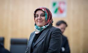 06142 8 36 98 75. Zentralrat Der Muslime Beklagt Burkini Verbot