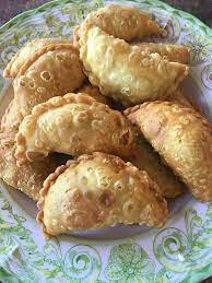 Tahan renyah 24 jam, karipap kulit berlapis, isi ayam kentang kari. Akak Memang Suka Karipap Berjerawat Senduk Dan Kuali Facebook