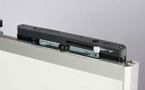 Insérez le premier vantail dans la glissière du fond du rail du haut. Comment Installer Des Portes Coulissantes Sur Mesure